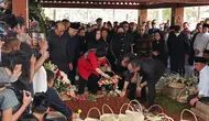 Megawati Tabur Bunga di Makam Guruh, Antar Adik ke Peristirahatan Terakhir