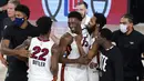 Para pebasket Miami Heat merayakan kemenangan atas Boston Celtics pada gim pertama final Wilayah Timur playoff NBA di SPN World of Sports Complex, Selasa (15/9/2020). Heat menang dengan skor 117-114. (AP/Mark J. Terrill)