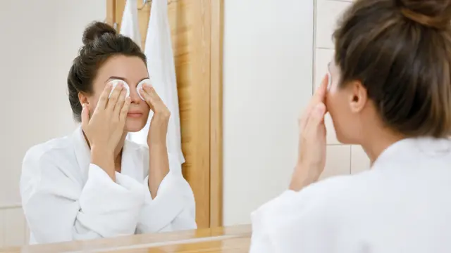 Tips Menghapus Makeup Mata agar Wajah Bersih Optimal