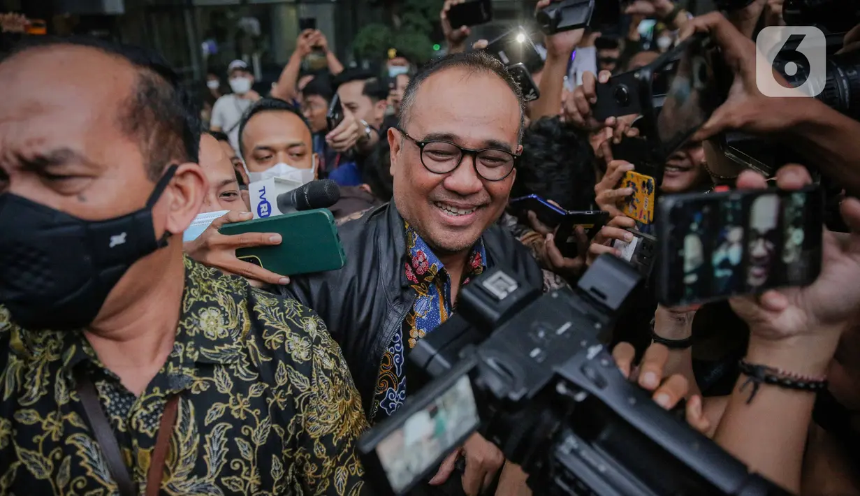 <p>Mantan pejabat Ditjen Pajak Kementerian Keuangan (Kemenkeu) Rafael Alun Trisambodo yang juga ayah Mario Dandy tersenyum usai menjalani pemeriksaan di Gedung Komisi Pemberantasan Korupsi (KPK), Jakarta, Rabu (1/3/2023). Rafael Alun Trisambodo mengaku lelah setelah menjalani pemeriksaan terkait harta kekayaannya oleh tim Komisi Pemberantasan Korupsi (KPK). (Liputan6.com/Faizal Fanani)</p>