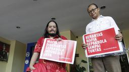 Aktivis Indonesia Football Community, Emerson Yuntho dan Ignatius Indro, menyambangi Polda Metro Jaya, Jakarta, Jumat (28/12). Mereka menyatakan mendukung Satgas Anti Mafia Sepak Bola memberantas mafia sepak bola. (Bola.com/M Iqbal Ichsan)