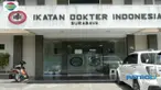 Penganiayaan yang dilakukan pihak keluarga pasien terhadap dokter di RSUD Sampang terekam cctv,