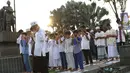 Umat muslim salat id Hari Raya Idul Fitri 1 Syawal 1439 H di kawasan Senen, Jakarta, Jumat (15/6). Setiap tahun, umat muslim antusias melaksanakan salat id dengan memadati jalan-jalan di sekitar stasiun dan pasar tersebut. (Liputan6.com/Immanuel Antonius)