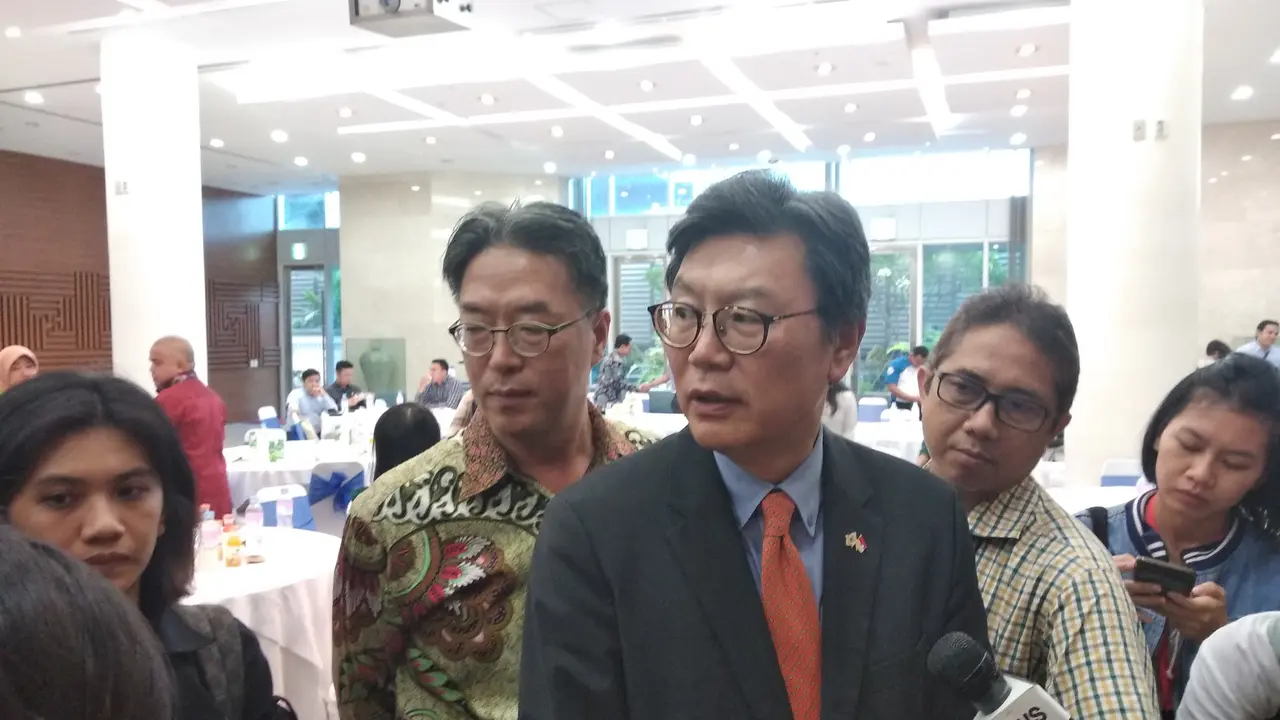 Duta Besar Korea Selatan untuk Indonesia, Kim Chang-beom menerima pertanyaan dari wartawan (Liputan6/Happy Ferdian)
