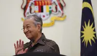 Perdana Menteri Malaysia Mahathir Mohamad melambaikan tangan ke media setelah konferensi pers di Putrajaya, Malaysia, 15 April 2019. Tak ada penjelasan resmi terkait alasan di balik keputusan ini, apalagi selama ini rezim Mahathir tidak mengalami kontroversi. (AP Photo/Vincent Thian)