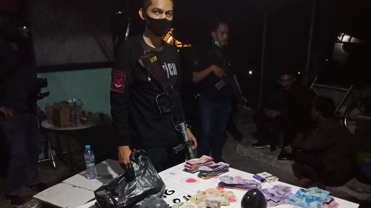 Polisi menggerebek arena perjudian dadu koprok di kawasan Kembangan, Jakarta Barat. (dok Polres Jakbar)