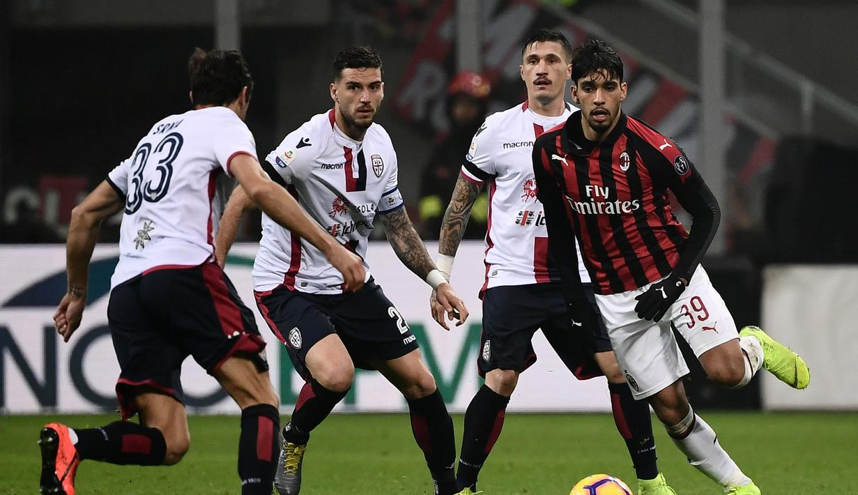 Aksi Lucas Paqueta yang tampil impresif pada laga lanjutan Serie A yang berlangsung di stadion San Siro, Milan, Senin (11/2). AC Milan menang 3-0 atas Cagliari. (AFP/Marco Bertorello)