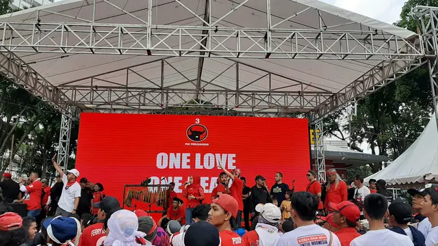 Massa peserta kampanye akbar Jokowi-Ma'ruf Amin berkumpul di Bundaran HI sebelum parade jalan kaki ke GBK.