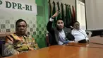 Anggota DPR Fraksi PPP, Ivan Haz (tengah) memberikan keterangan pers di Kompleks Parlemen, Senayan, Jakarta, Jumat (9/10). Dalam kesempatan itu, Ivan membantah menganiaya PRTnya, Topiah. (Liputan6.com/Johan Tallo)