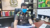 Kasi Pidana Khusus Kejari Pekanbaru Yunius Zega memberi keterangan penetapan tersangka dana PMBRW dan dana kelurahan Pekanbaru. (Liputan6.com/M Syukur)