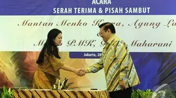 Puan Maharani dan Agung Laksono berjabat tangan usai menandatangani berita acara serah terima jabatan, Jakarta, Selasa (28/10/2014). (Liputan6.com/Andrian M Tunay)