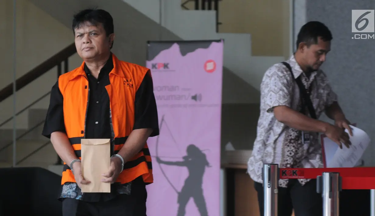 Hakim tunggal praperadilan PN Semarang Lasito usai menjalani pemeriksaan di Gedung KPK, Jakarta, Kamis (23/5/2019). Lasito terlihat membawa amplop berwarna cokelat usai menjalani pemeriksaan oleh penyidik KPK.(merdeka.com/Dwi Narwoko)