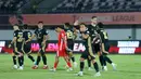 Gol pembuka kemenangan Dewa United dicetak pada menit ke-10 lewat aksi Egy Maulana Vikri. Tampak dalam foto, pemain tengah Dewa United, Egy Maulana Vikri merayakan golnya ke gawang Shan United pada matchday ketiga Grup E AFC Challange League 2025-2026 di Stadion Indomilk Arena, Tangerang, Sabtu (1/11/2025) malam WIB. (Bola.com/M Iqbal Ichsan)