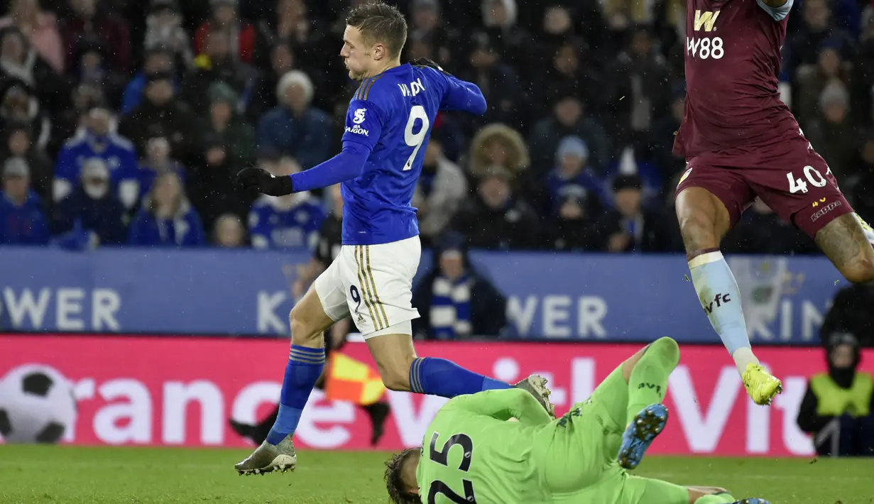 Kiper Aston Villa Oerjan Nyland berusaha menangkap bola yang dibawa penyerang Leicester City, Jamie Vardy pada pertandingan leg pertama semifinal Piala Liga Inggris di King Power Stadium, Leicester, Kamis (9/1/2020). Leicester bermain imbang 1-1 atas Aston Villa. (AP Photo / Rui Vieira)