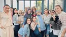 Potret kebersamaan Sarwendah bareng rekan artis yang hadir. Fotonya diunggah di laman Instagram, Sarwendah ucap terima kasih atas kehadiran Anisa Rahma dan Felly Young di kolom komentar unggahan. Banyak netizen yang senang melihat kebersamaan tiga mantan personel Cherrybelle ini, netizen berharap Cherrybelle generasi pertama bisa mengadakan reuni. (Liputan6.com/IG/@anisarahma_12)