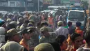 Ratusan petugas itu tak dapat langsung membongkar belasan toko. Sebabnya, pemilik toko sempat melawan saat petugas tiba di lokasi, Jakarta, Rabu (27/8/2014) (Liputan6.com/Faizal Fanani)
