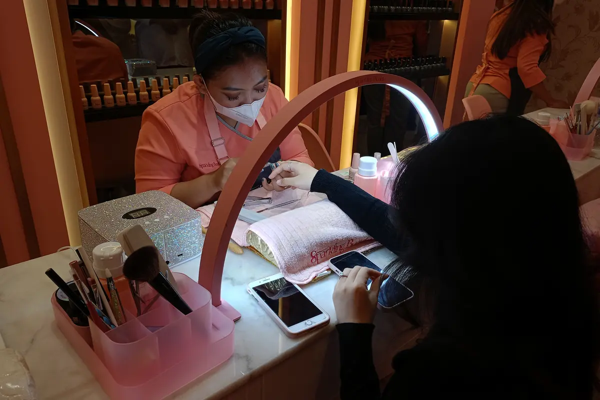 Mani Pedi hingga Lash Lift Jadi Ide Quality Time Ibu dan Anak Perempuan di Akhir Pekan