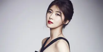 Cantik dan sukes. Mungkin itu dua kata yang bisa menggambarkan sosok Ha Ji Won. Akan tetapi saat akan memasuki usia 40 tahun, ia belum melepas masa lajangnya. (Foto: Allkpop.com)