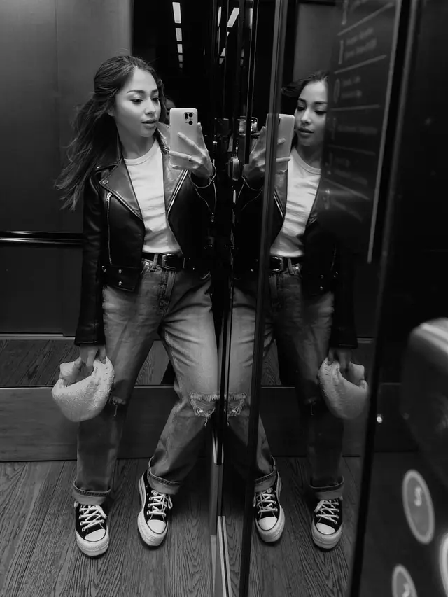 6 Tampilan Kece Nikita Willy Mirror Selfie Selama Liburan di Eropa, Body Goals Curi Perhatian