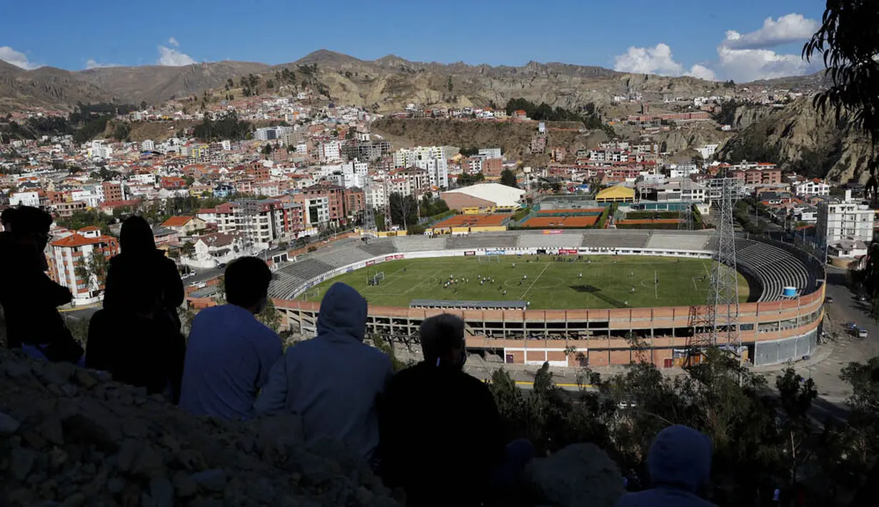 Sejumlah warga menyaksikan latihan Timnas Argentina jelang laga Kualifikasi Piala Dunia 2022 di La Paz, Bolivia, Senin (12/10/2020). Argentina akan berhadapan dengan Bolivia. (AP Photo/Juan Karita)