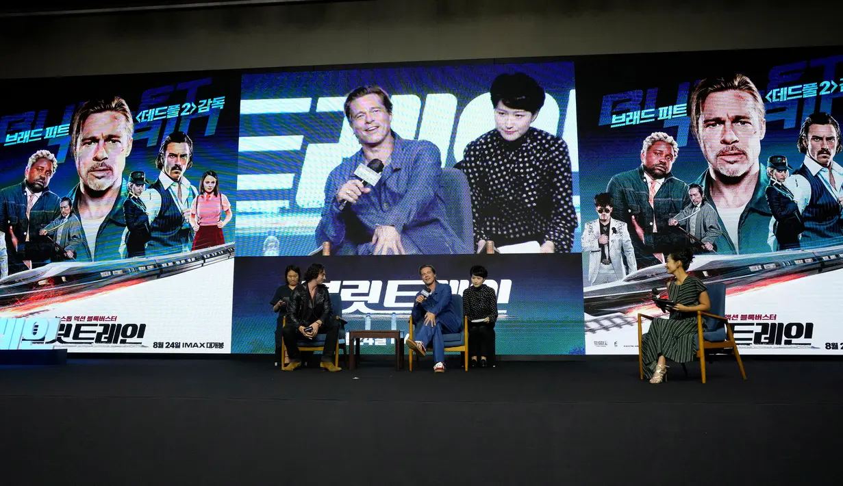 Brad Pitt berbicara saat Aaron Taylor-Johnson mendengarkan pada konferensi pers untuk mempromosikan film terbaru mereka Bullet Train di Seoul, Korea Selatan, 19 Agustus 2022. Film ini akan dirilis di Korea Selatan pada 24 Agustus. (AP Photo/Lee Jin-man)
