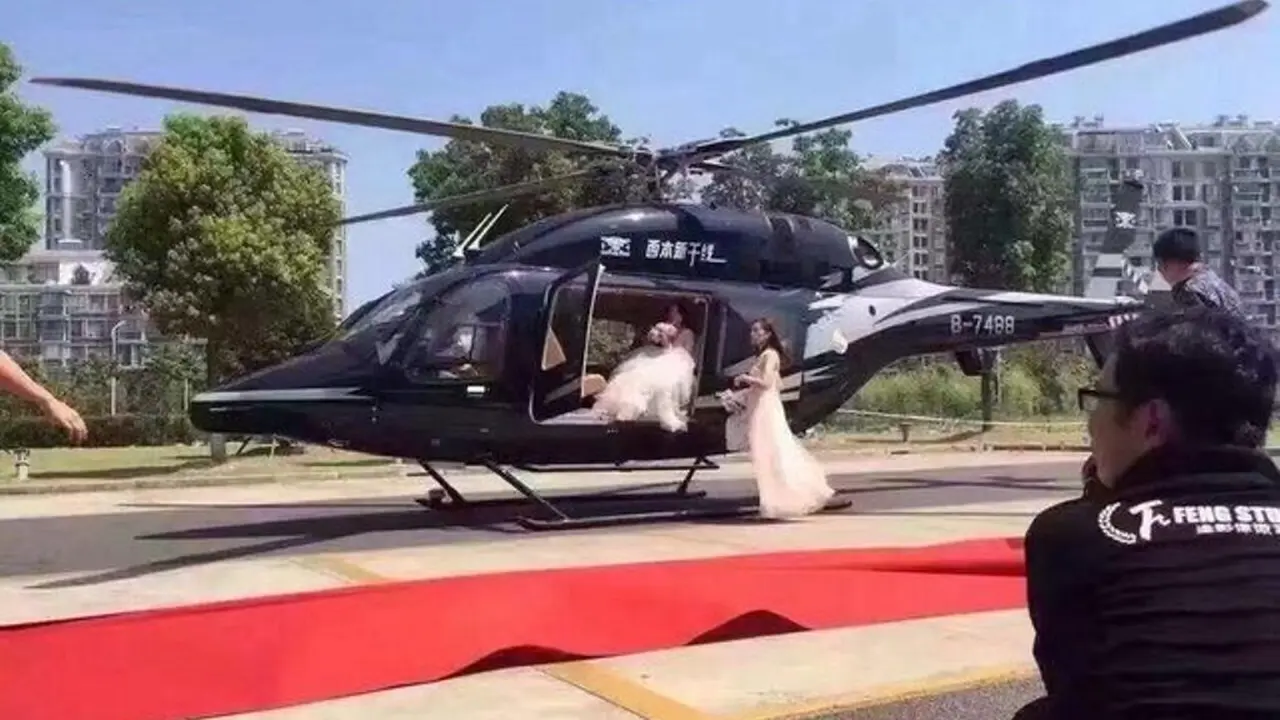 Pakai Helikopter ke Lokasi Penikahan, Pasangan Ini Bikin Macet