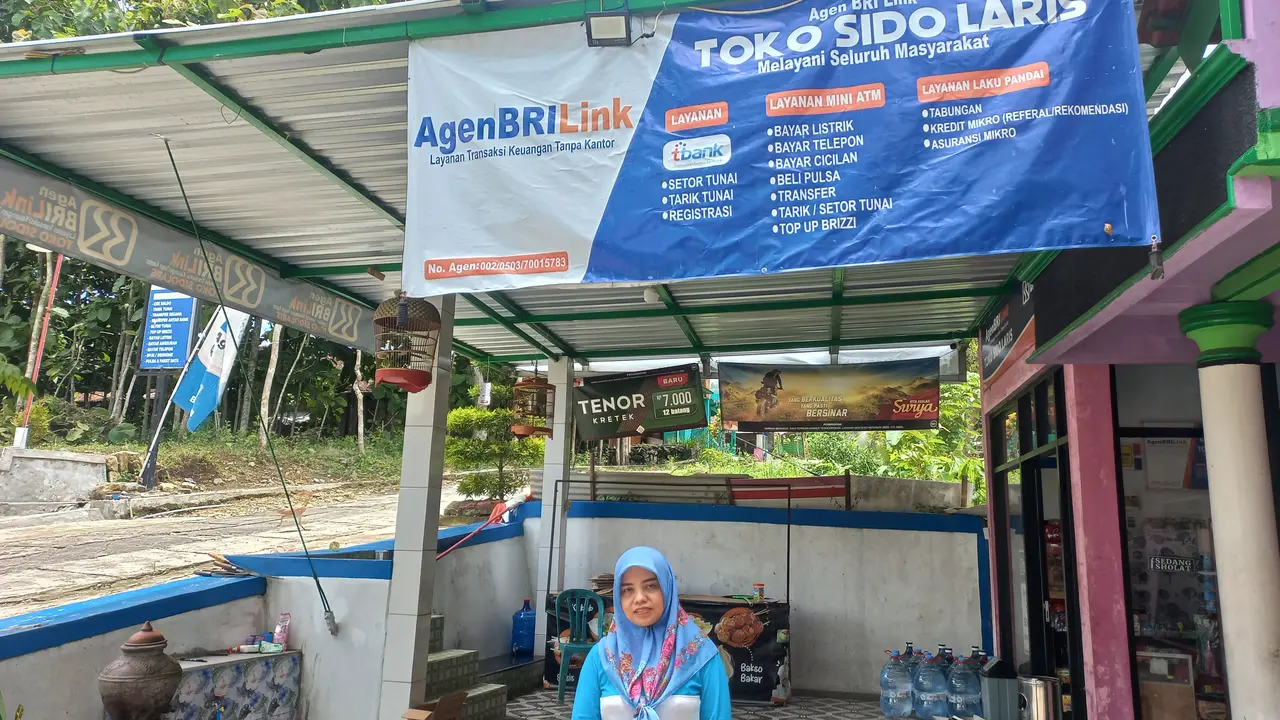 Narwi di depan tokonya yang ia bangun sejak 2014 silam.