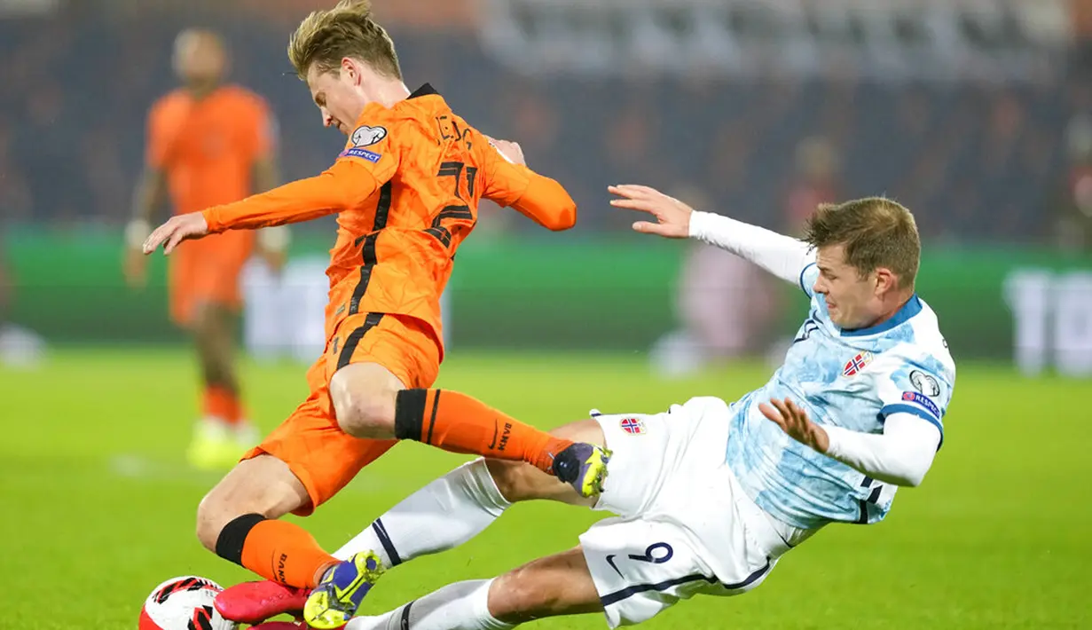 Pemain Norwegia Alexander Sorloth menekel pemain Belanda Frenkie de Jong (kiri) pada pertandingan sepak bola kualifikasi Grup G Piala Dunia 2022 di Stadion De Kuip, Rotterdam, Belanda, 16 November 2021. Belanda menang 2-0. (AP Photo/Peter Dejong)