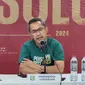 Pelatih Persebaya Surabaya, Aji Santoso, saat memberikan keterangan dalam sesi konferensi pers seusai pertandingan melawan Persis Solo di Stadion Manahan, Solo, Sabtu (24/6/2023). (Bola.com/Radifa Arsa)