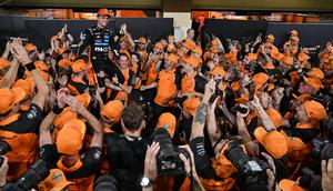 Tiim McLaren rayakan gelar juara dunia F1 2025 milik Lando Norris. (Andrej ISAKOVIC / AFP)