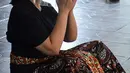 Anggota kelompok tari Surya Kirana mengenakan pelindung wajah mempraktikkan tarian tradisional Jawa klasik di Taman Mini Indonesia Indah (TMII), Jakarta, 11 Juli 2020. Mereka mengadakan latihan mingguan dengan mengikuti protokol kesehatan setelah TMII dibuka kembali. (Xinhua/Agung Kuncahya B.)