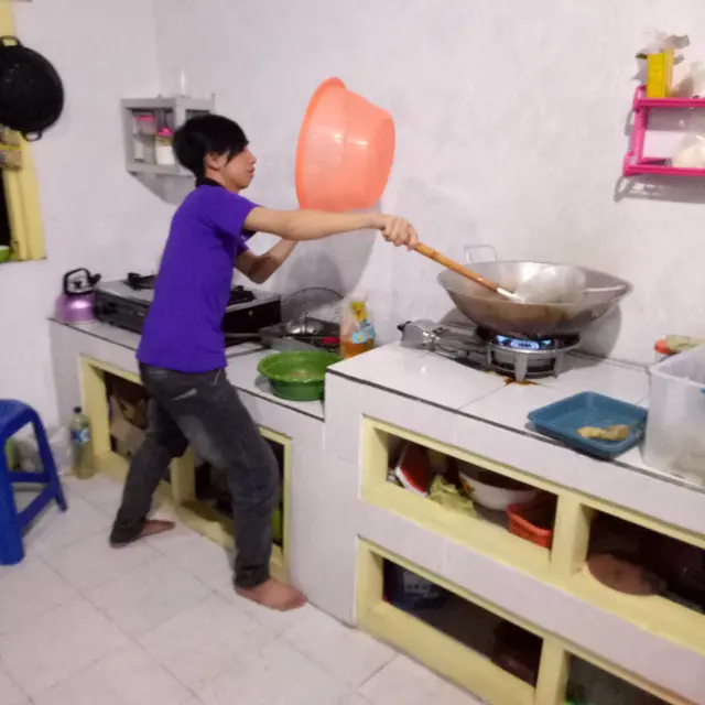 6 Aksi Cowok Bak Perang Saat Masak Ini Nyeleneh, Bikin Ngakak