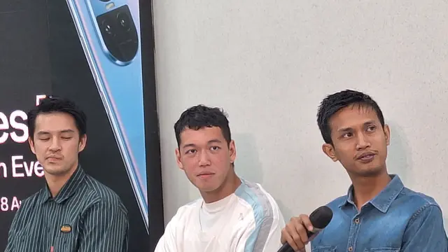 Raga, salah satu penggemar dan pengguna setia Oppo alias O-Fans, bercerita tentang bagaimana dirinya bisa jatuh cinta dengan smartphone-smartphone dari Oppo (Liputan6.com/Giovani Dio Prasasti)
