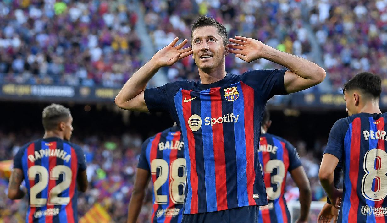 Pemain Barcelona, Robert Lewandowski melakukan selebrasi setelah mencetak gol ke gawang Real Valladolid pada laga Liga Spanyol 2022/2023 yang berlangsung di Stadion Camp Nou, Barcelona, 28 Agustus 2022. (AFP/Josep Lago)