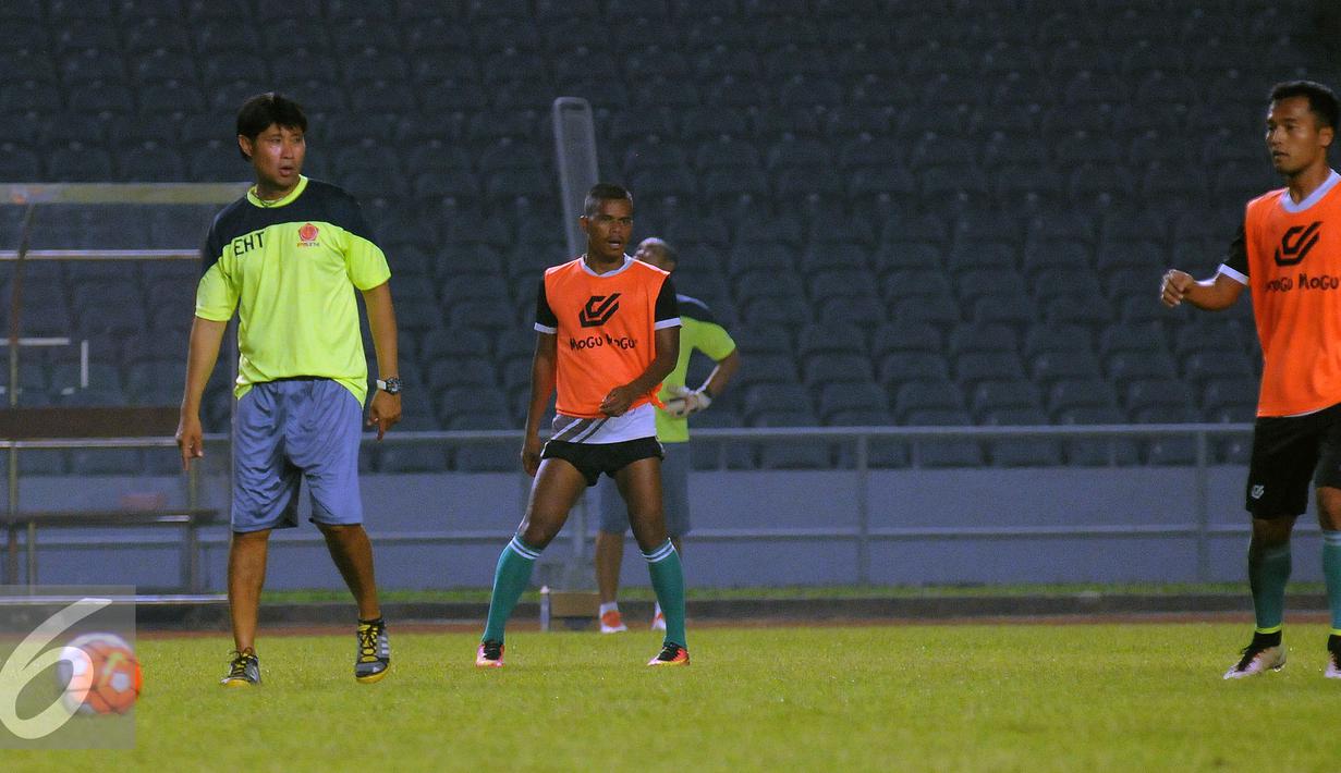 Pelatih TS TNI, Eduard Tjong (kiri) saat memimpin latihan di Stadion GBK Jakarta, Kamis (9/6/2016). PS TNI akan melakoni laga melawan Persija di Torabika Soccer Championship presented by IM3 Ooredoo, Jumat (10/6). (Liputan6.com/Helmi Fithriansyah)