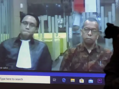 Layar memperlihatkan mantan Direktur Utama PT Garuda Indonesia Emirsyah Satar saat menjalai sidang tuntutan secara vidco, Gedung KPK, Jakarta, Kamis (23/4/2020). Emirsyah Satar menjalani sidang tuntutan dugaan suap pengadaan mesin Rolls-Royce PLC untuk Garuda Indonesia. (merdeka.com/Dwi Narwoko)