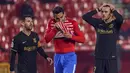Pemain Barcelona Antoine Griezmann (kanan) bereaksi di samping Lionel Messi (kiri) saat melawan Granada pada pertandingan perempat final Copa del Rey di Stadion Los Carmenes, Granada, Spanyol, Rabu (3/2/2021). Barcelona mengalahkan Granada 5-3 dan mendapatkan tiket semifinal Copa del Ray. (AP Photo)