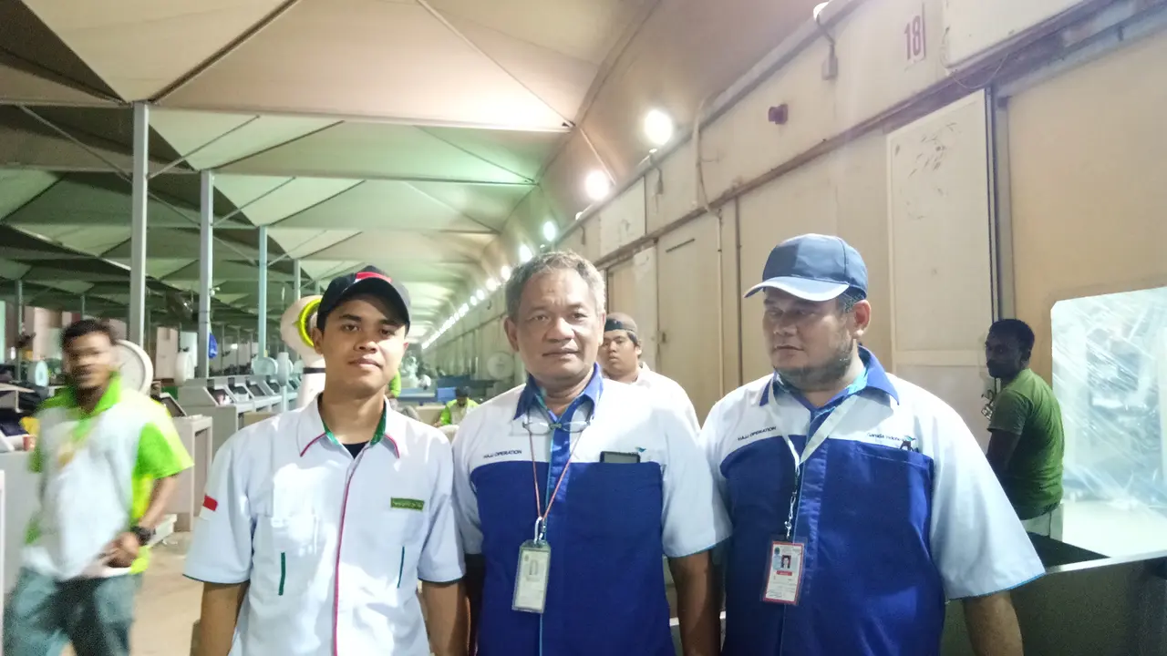 Petugas penanganan koper jemaah haji
