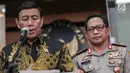 Menko Polhukam Wiranto (kiri) didampingi Kapolri Jenderal Pol Tito Karnavian (kanan) memberi keterangan di Kemenkopolhukam, Jakarta, Jumat (6/10). (Liputan6.com/Faizal Fanani)