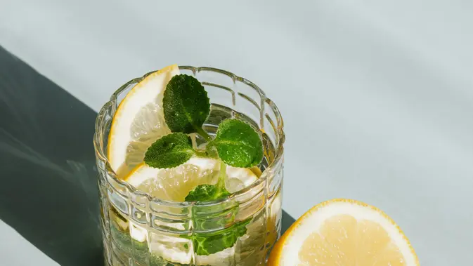 Air lemon menjaga tubuh agar tetap terhidrasi (Pexels/Karolina Grabowska)