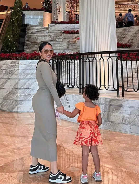 <p>Penyanyi berusia 28 tahun itu mengungkapkan putrinya perpaduan dari dirinya dan suaminya. Seperti diketahui, selama ini, Mutia Ayu tak pernah memperlihatkan wajah putrinya secara keseluruhan. [Instagram/mutia_ayuu]</p>