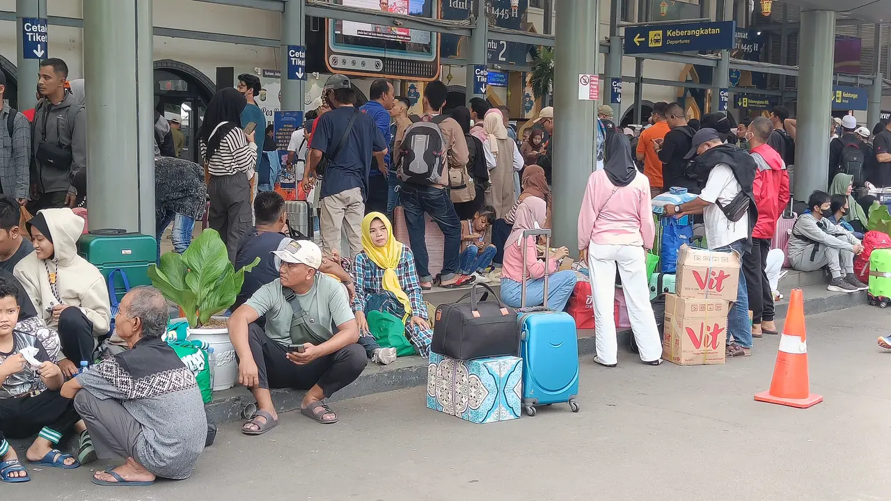 Situasi arus mudik lebaran di stasiun Pasar Senen, Jakarta Pusat.
