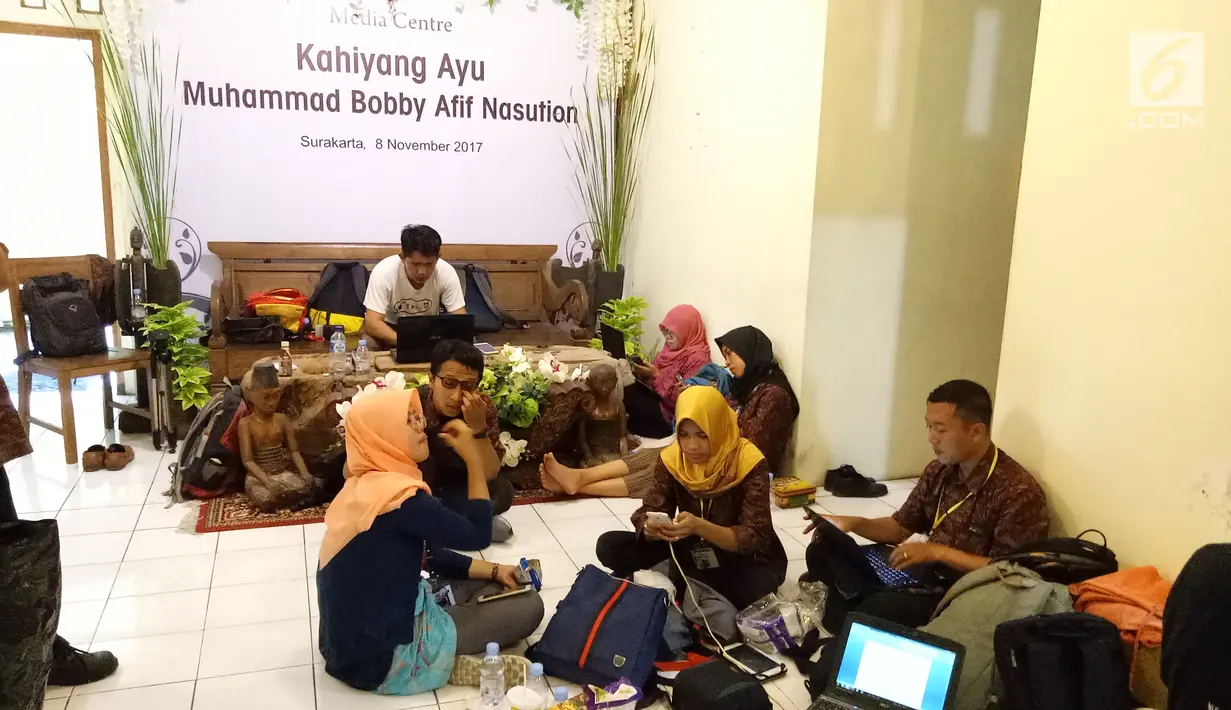 Sejumlah jurnalis dari berbagai media membuat berita di Media Center dekat Graha Saba Buana, Solo, Rabu (8/11). Lebih dari 100 media massa ikut meliput pernikahan putri Presiden Jokowi, Kahiyang Ayu dengan Bobby Nasution. (Liputan6.com/Angga Yuniar)