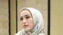 Adelia juga diketahui memiliki bisnis kosmetik. Adelia semakin terlihat cantik dengan mengenakan hijab berwarna broken white dengan paduan sentuhan kemeja warna nude. (Liputan6.com/adeliapasha)