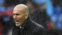 Pelatih Real Madrid, Zinedine Zidane, memberikan arahan kepada anak asuhnya saat melawan Eibar pada laga La Liga di Stadion Santiago Bernabeu, Sabtu (6/4). Real Madrid menang 2-1 atas Eibar. (AFP/Gabriel Bouys)