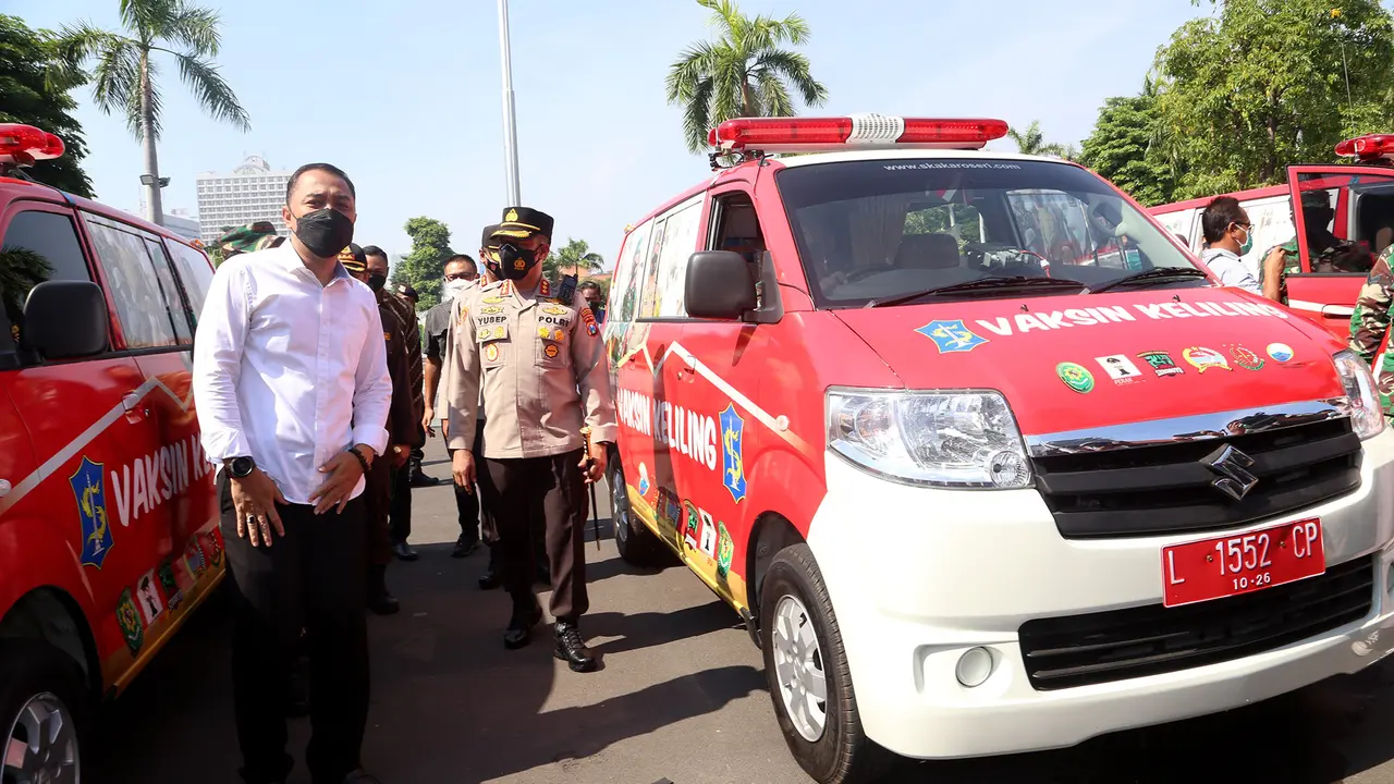 Mobil vaksin keliling Surabaya dikirim untuk wilayah anglomerasi. (Dian Kurniawan/Liputan6.com)