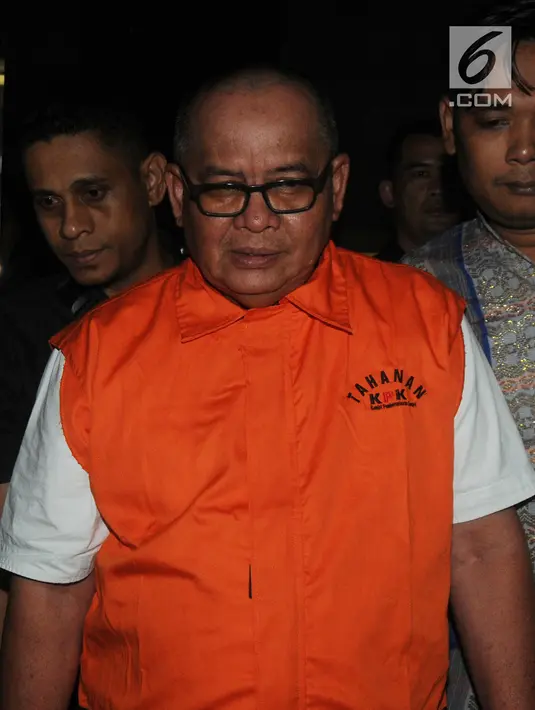 Sekretaris Daerah Kota Dumai, Muhammad Nasir seusai pemeriksaan di gedung KPK, Jakarta, Rabu (5/12). KPK menahan Nasir dalam kasus dugaan korupsi proyek peningkatan Jalan Batu Panjang, Pangkalan Nyirih di Kabupaten Bengkalis (Merdeka.com/Dwi Narwoko)