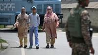 Personel keamanan India berjaga dekat Srinagar pada 7 Mei. Hari-hari tembakan berulang di perbatasan India-Pakistan telah meningkat menjadi tembakan artileri. (AFP)