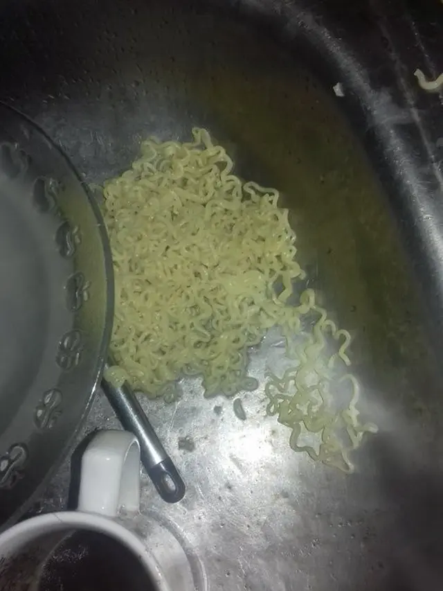 6 Momen Apes Mi Instan Tumpah di Wastafel, Kurang Fokus Saat Tuang