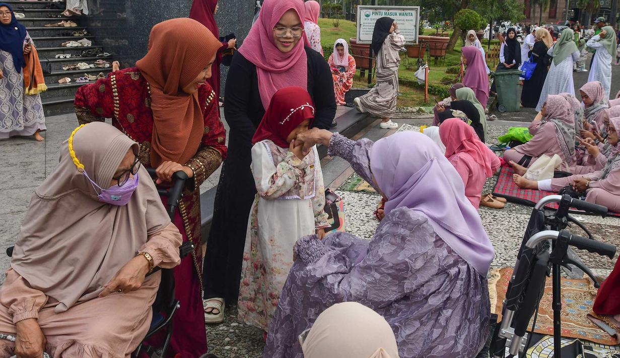 Suasana ketika umat Muslim usai melaksanakan salat Idul Fitri 1447 Hijriah di Mesjid Kubah Emas, Depok, Jawa Barat, Sabtu (21/3/2026). (merdeka.com/Arie Basuki)